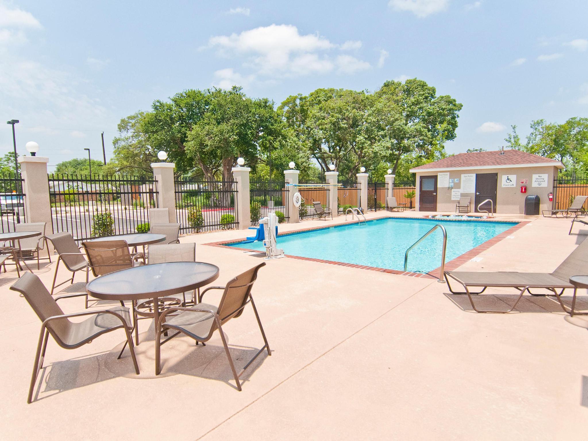 Holiday Inn Express & Suites San Antonio Frost Bank Center By Ihg Εξωτερικό φωτογραφία
