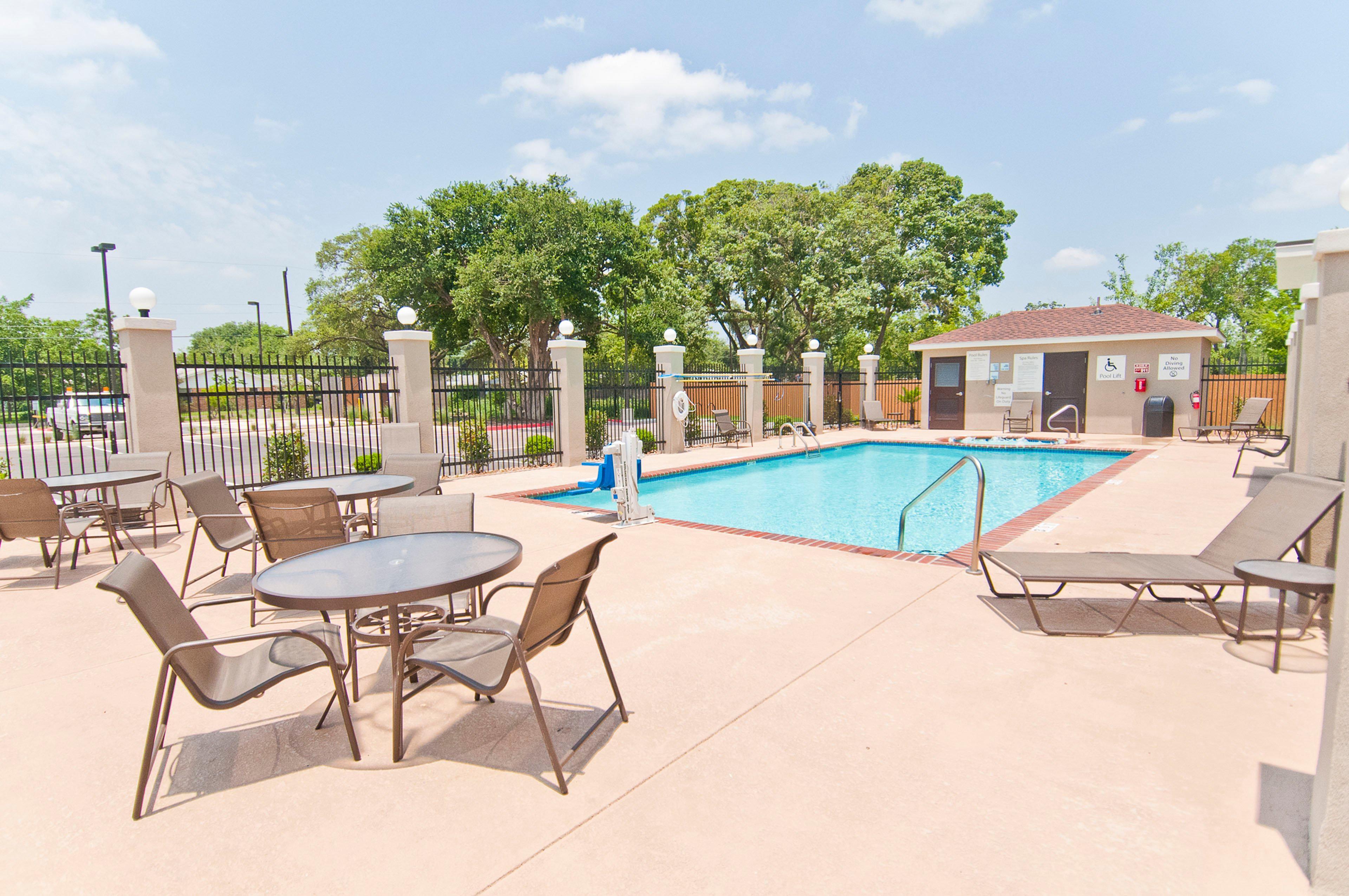Holiday Inn Express & Suites San Antonio Frost Bank Center By Ihg Εξωτερικό φωτογραφία