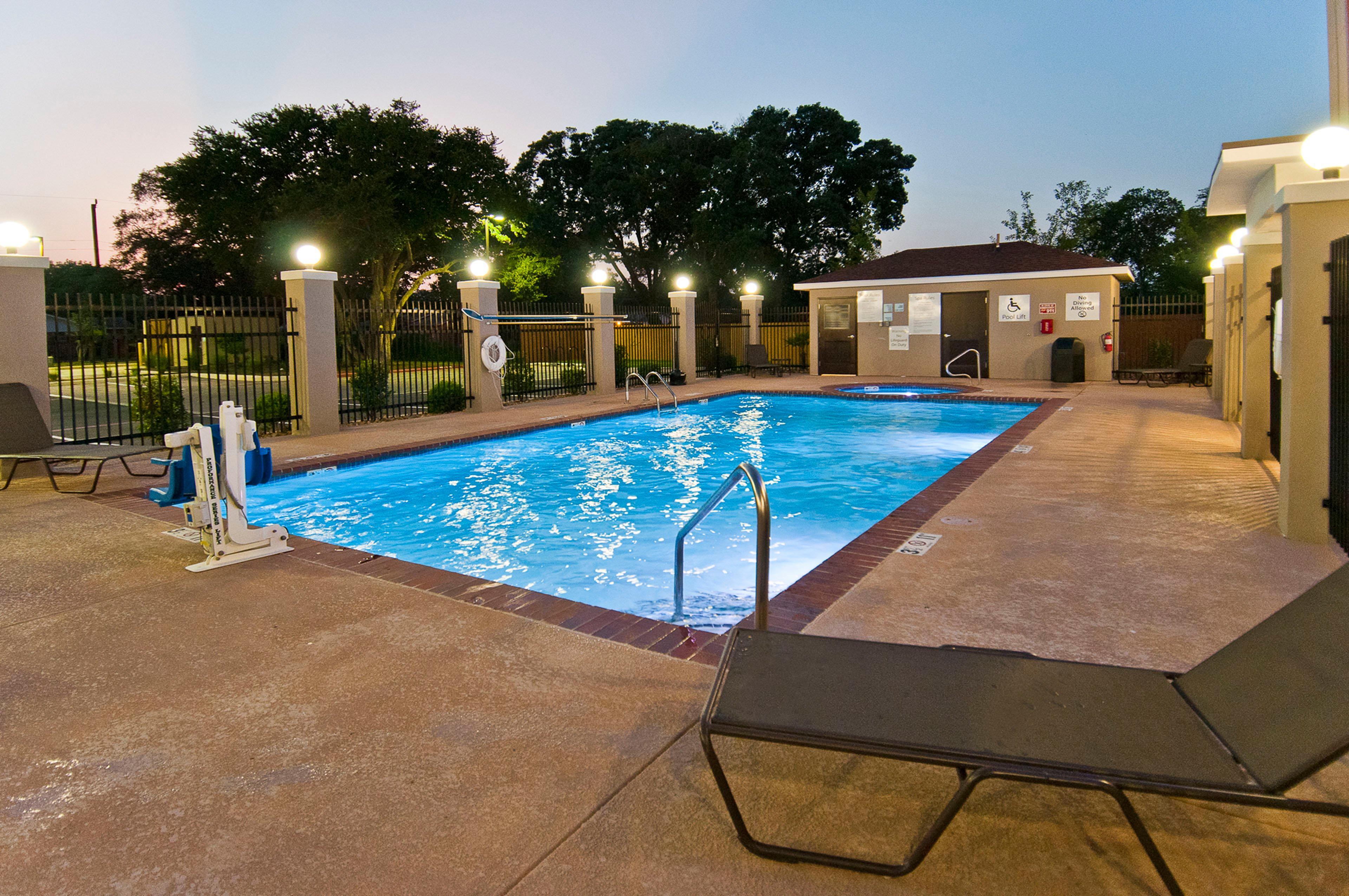 Holiday Inn Express & Suites San Antonio Frost Bank Center By Ihg Εξωτερικό φωτογραφία